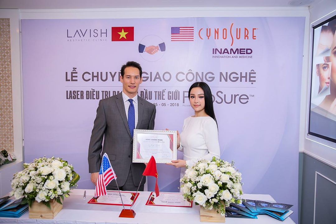 Lễ chuyển giao công nghệ Picosure cho Lavish Aesthetic Clinic với sự tham gia của Dr Michael Byer, và các chuyên gia có tiếng trong ngành thẩm mỹ Việt Nam.